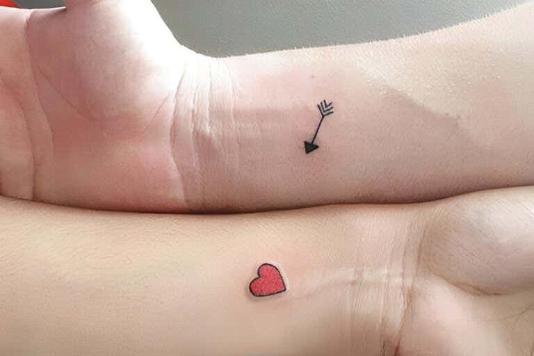 Tatuaje flecha apuntando a corazón