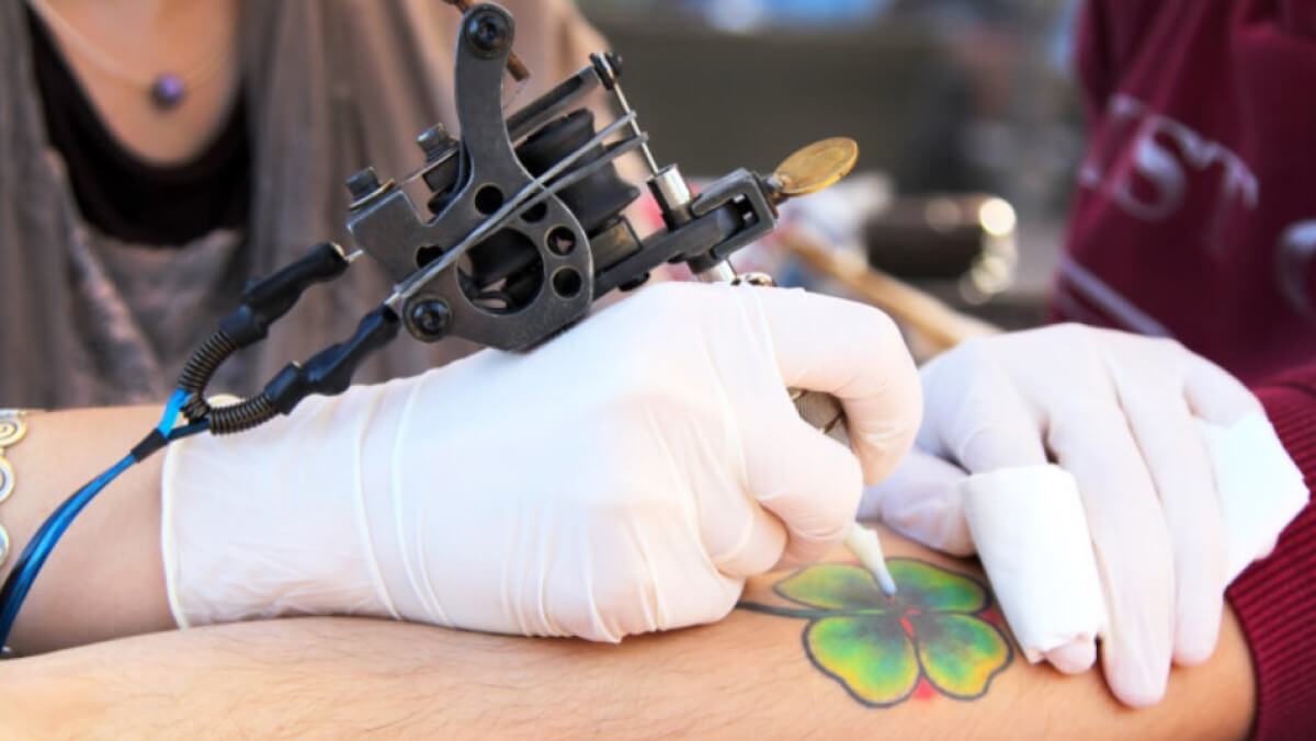 Tatuajes de amor para parejas: trébol de 4 hojas