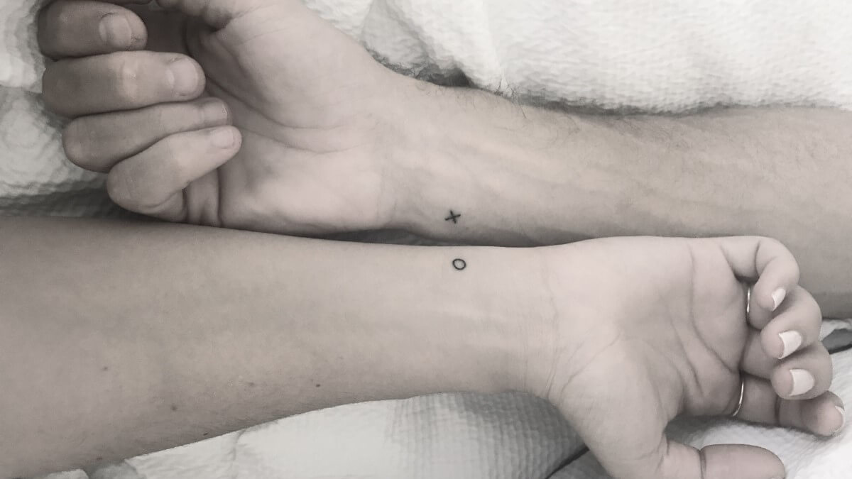 Tatuajes de amor para parejas: besos y abrazos