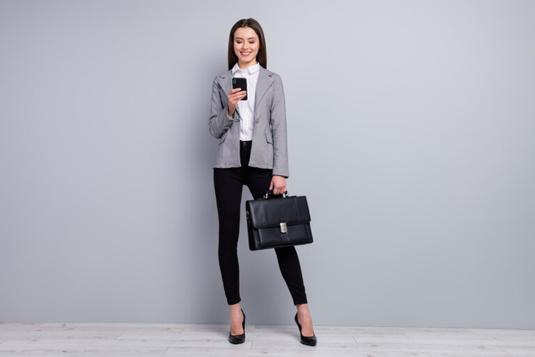 Chica mostrando cómo vestir para una entrevista de trabajo