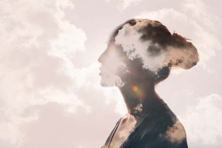 Imagen de una mujer que transparenta nubes