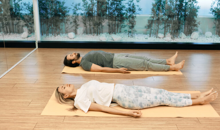 Postura de yoga Savasana para aliviar la ansiedad