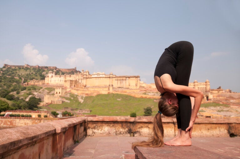Uttanasana ou posture de la pince en yoga