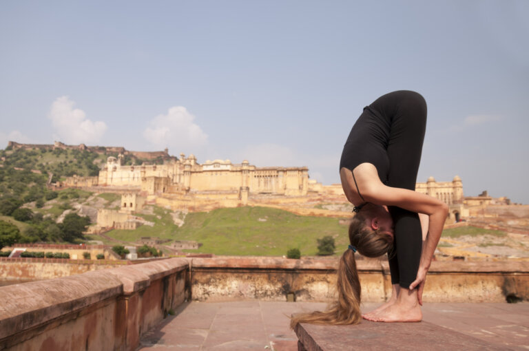 Uttanasana ou posture de la pince en yoga