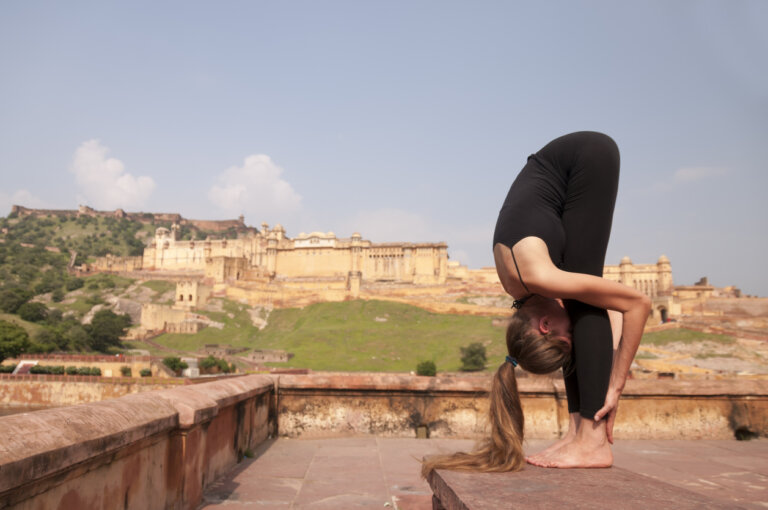 Frau praktiziert Yoga gegen Angst