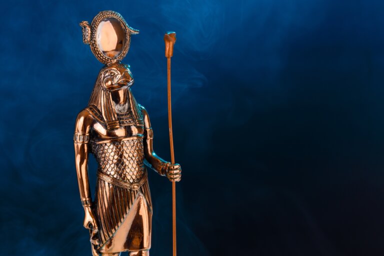 Uno de los dioses egipcios es Ra