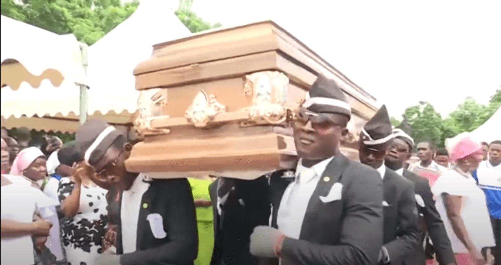 Saludos, bodas y otras costumbres: las 18 tradiciones sociales más peculiares del mundo