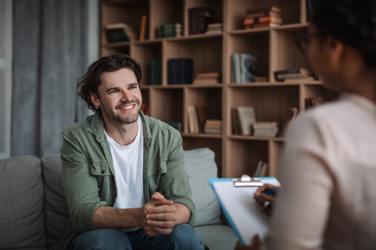 Hombre en consulta de psicoterapia como parte de sus propósitos de año nuevo