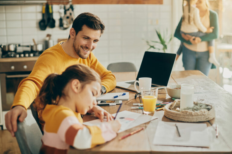 Man kijkt lachend naar zijn dochter