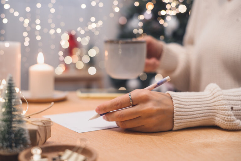 Frau schreibt Tagebuch in der Weihnachtszeit