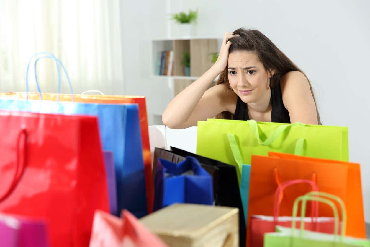 Mujer preocupada después de compras compulsivas.