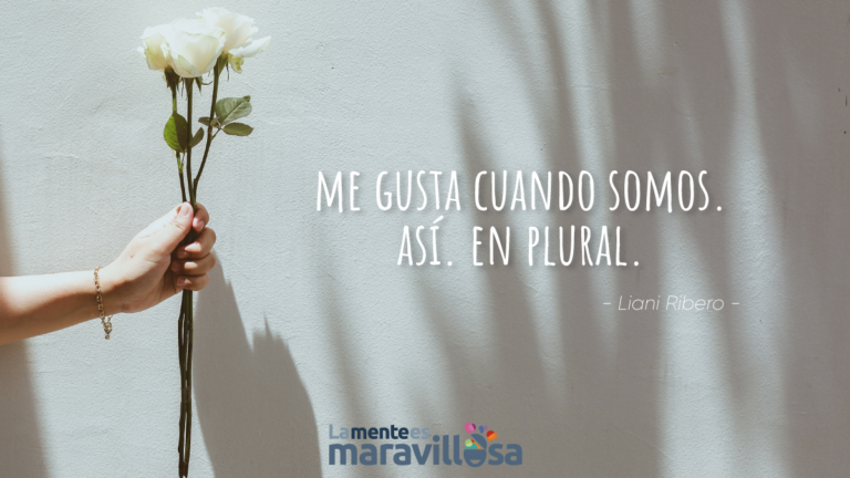 Mano empuña flores blancas y se refleja mensaje de amor