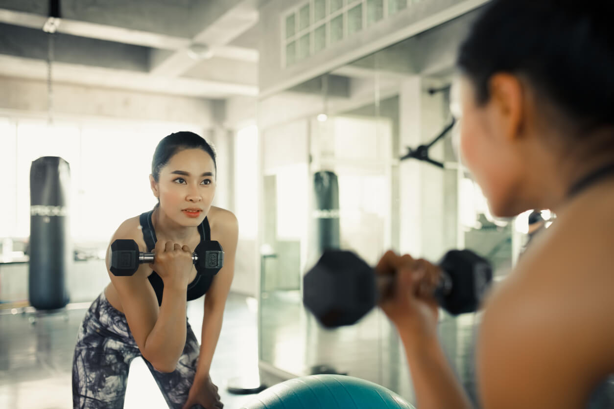 Vrouw in de sportschool