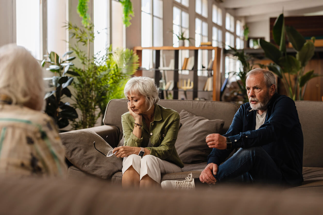 Pareja de adultos mayores en terapia psicológica para lograr apego seguro.