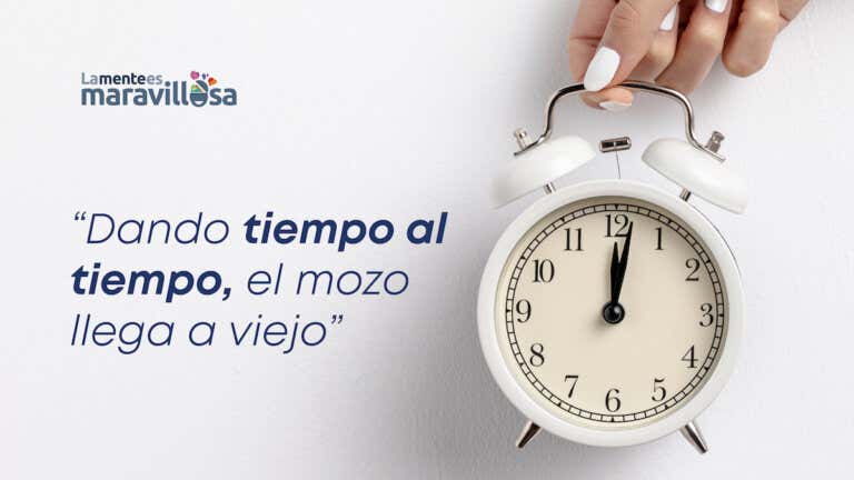 Dicho popular español sobre dar tiempo al tiempo simbolizado con un reloj blanco