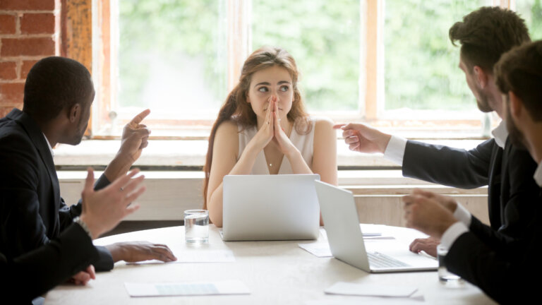 «Todos me critican»: por qué me siento así y qué hacer