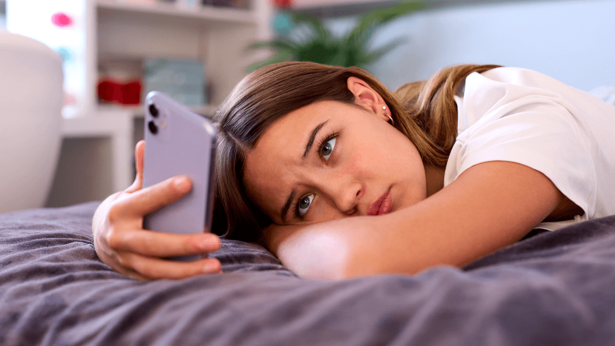 Adolescent avec une faible estime de soi en raison de la cyberintimidation