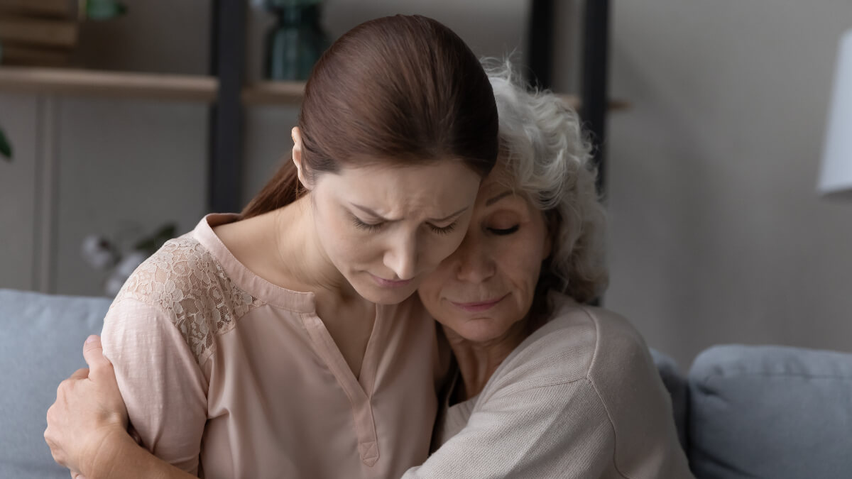 La petite-fille pleure avec sa grand-mère à la suite de la mort de son grand-père.