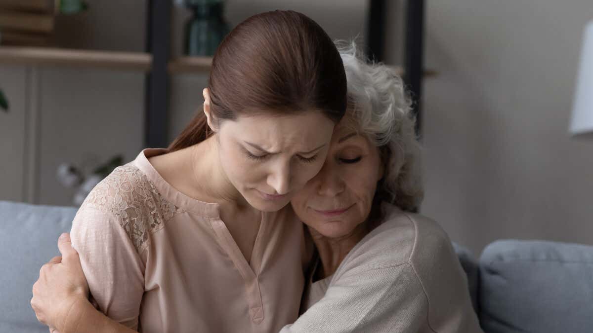 Nieta llora con su abuela por la muerte de abuelo. 
