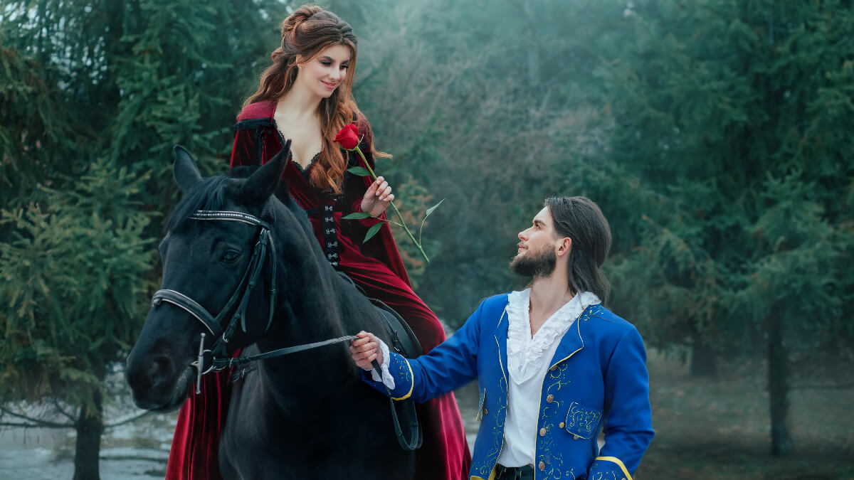 Prinzessin auf einem Pferd spricht mit einem Prinzen