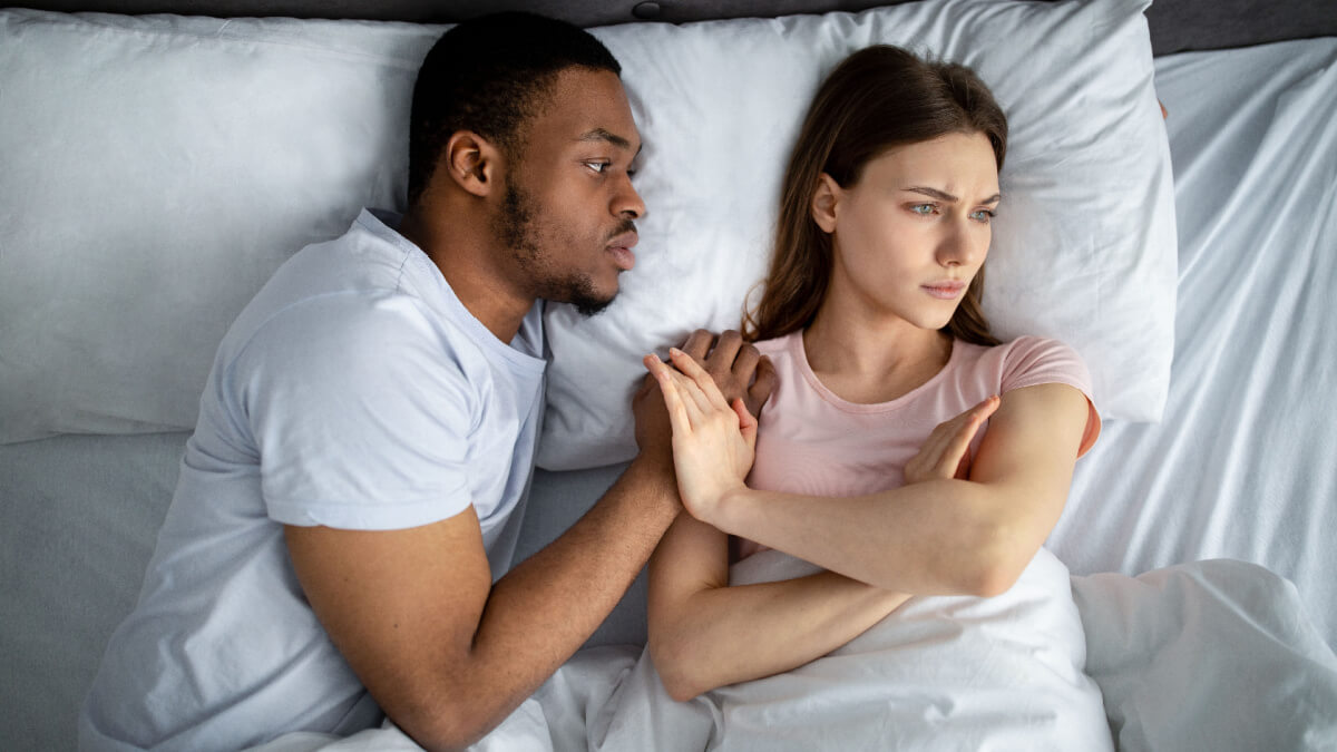 Vrouw wijst man af in bed