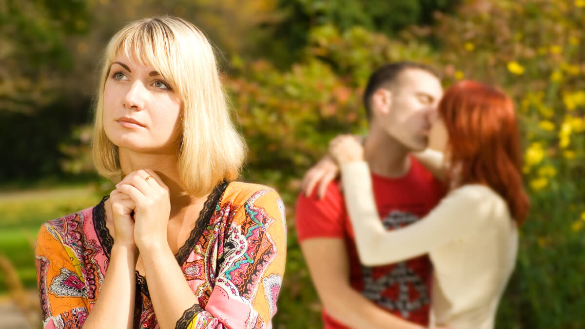 Une femme rêve de l'infidélité de son partenaire.