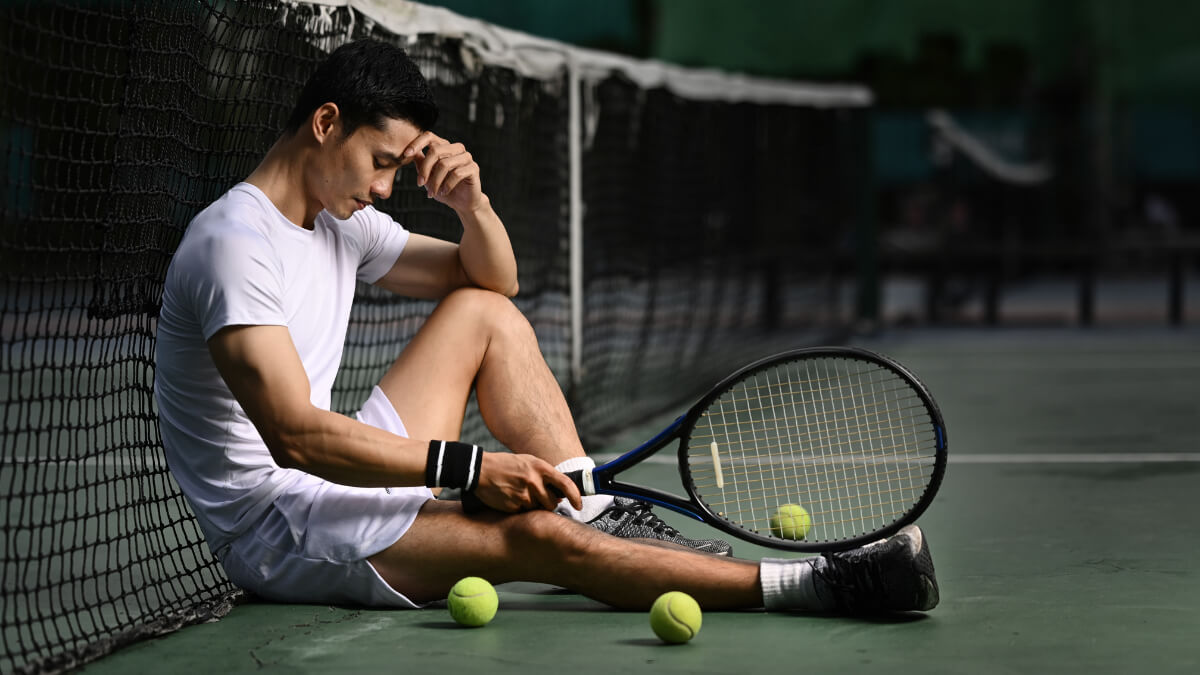 Tennisspieler versucht, Rückschläge zu bewältigen