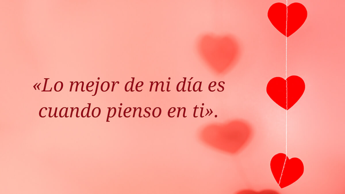 Reflexión sobre pensar en una persona especial escrita junto a hilo de corazones