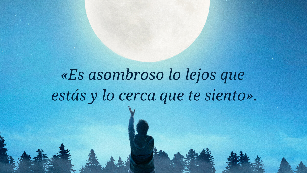 Frase sobre la distancia y sentimientos escrita debajo de una luna y sobre alguien que intenta tocarla