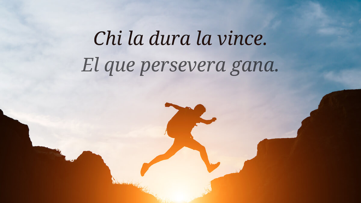 Frase motivadora con fondo de un hombre saltando entre montañas