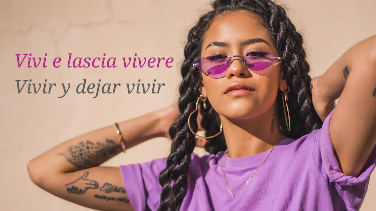 Chica muestra una frase para tatuarse en italiano