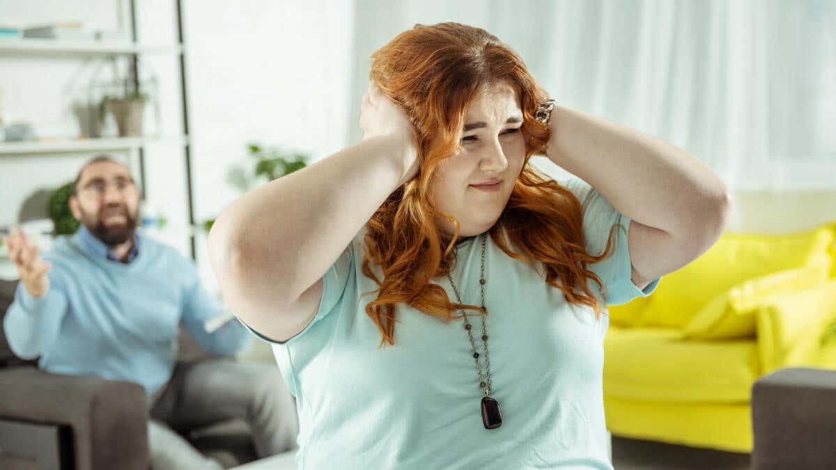 Mujer se tapa los oídos para evitar comentarios sobre su peso. 
