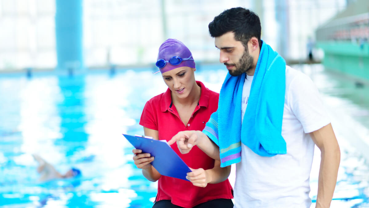 Nadadora conversa con su entrenador.