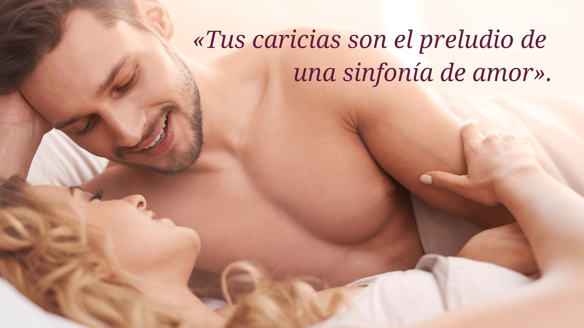 Pareja se mira en la cama diciendo frases eróticas para calentar