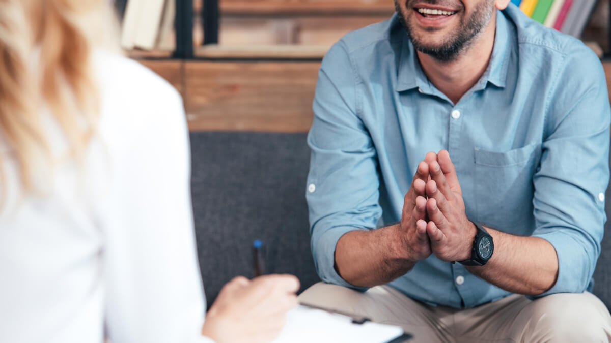 Hombre en consulta psicológica.