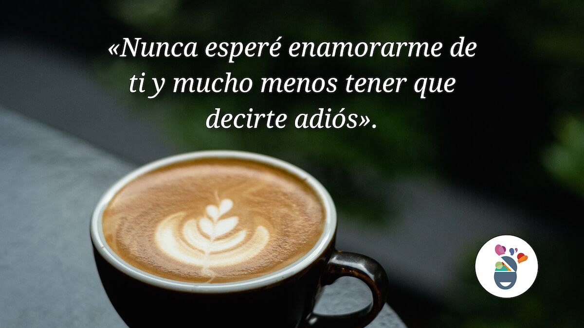 Taza de café con leche y palabras para decir adiós a un amor