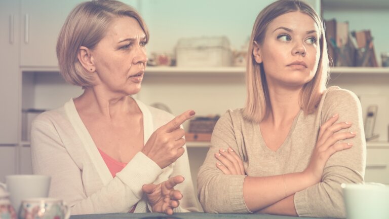 Por qué mi madre me hace sentir mal y qué hacer