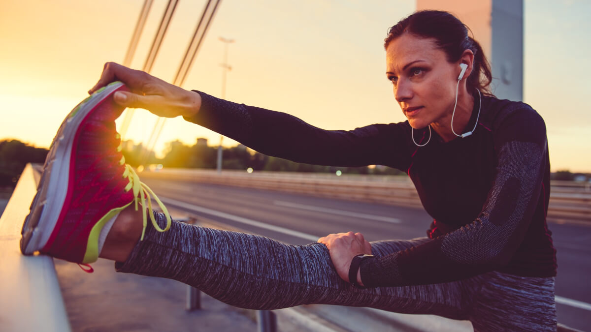 Vrouw rekt haar spieren