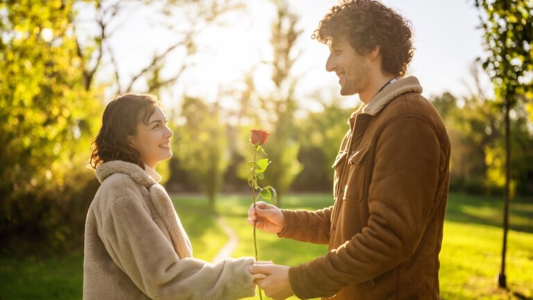 Cómo conquistar a una mujer: 15 consejos desde la psicología