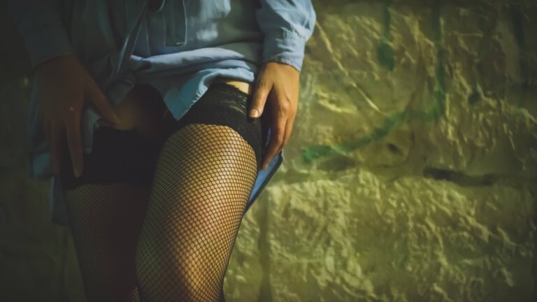 ¿Qué es una «escort» y cuál es su diferencia con una prostituta?