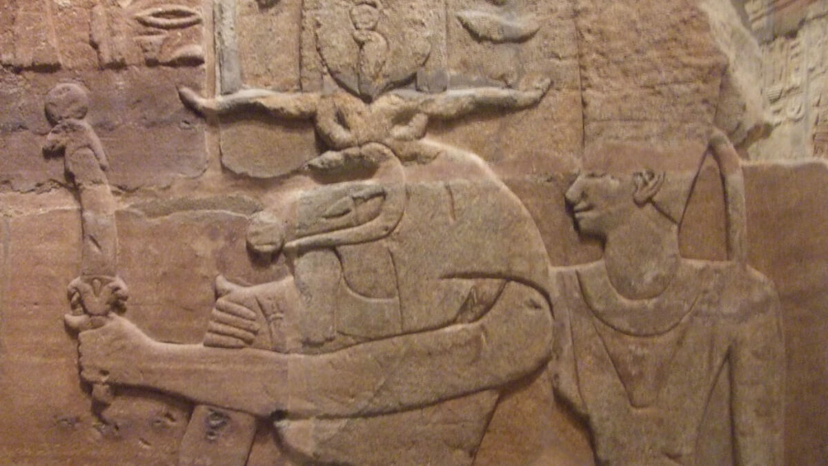 Godin Anuket naast de god Khnum