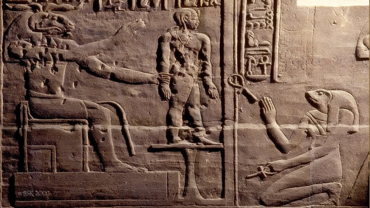 Relief mit der Göttin Heket.