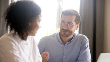 Qué es la escucha activa, su importancia y ejemplos para practicarla