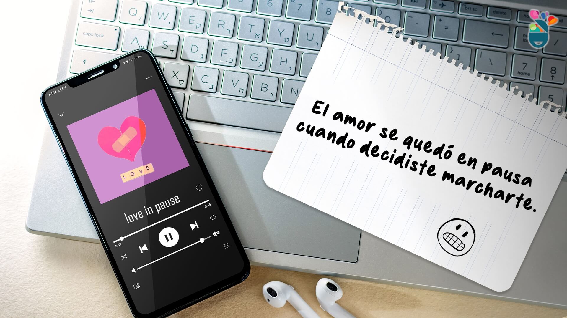 Mensaje de desamor escrito en papel junto a un teléfono que reproduce canción romántica