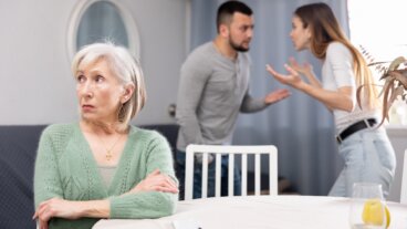 Tengo problemas de pareja por culpa de mi suegra, ¿qué hago?