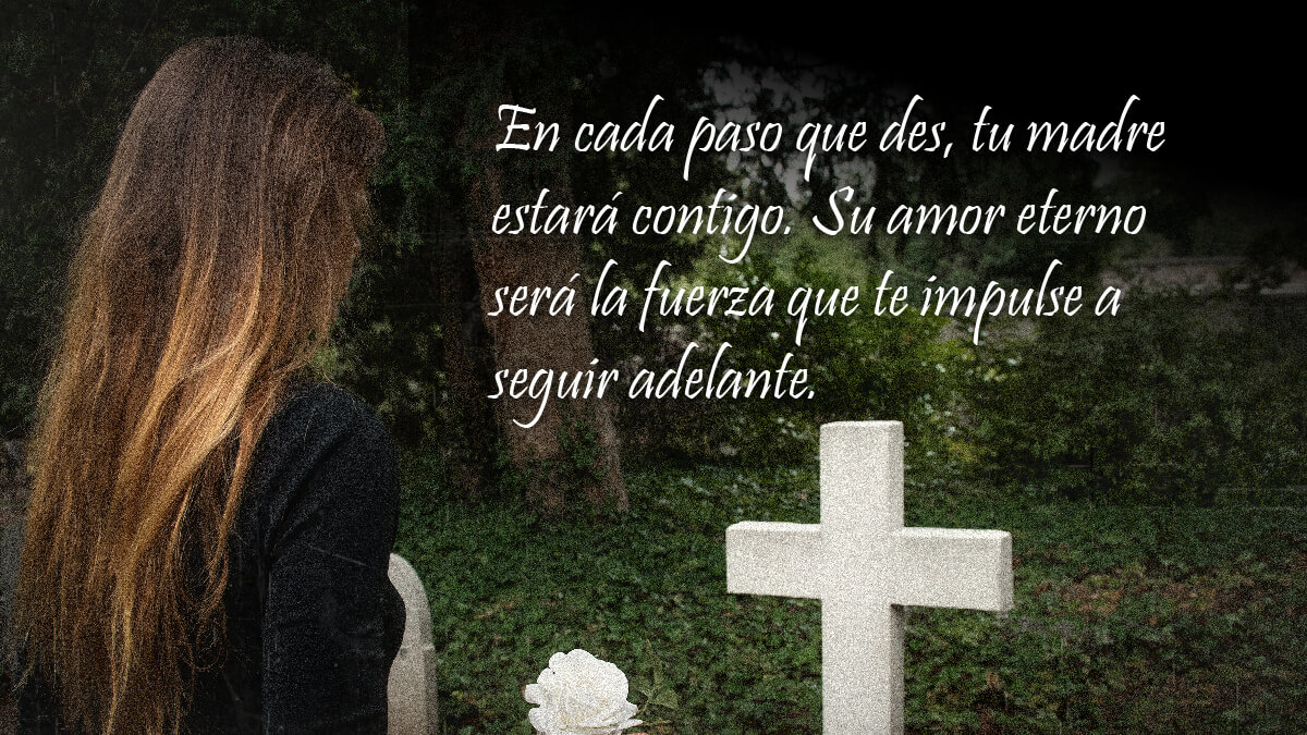 Mujer junto a la tumba de su madre con un mensaje de pésame
