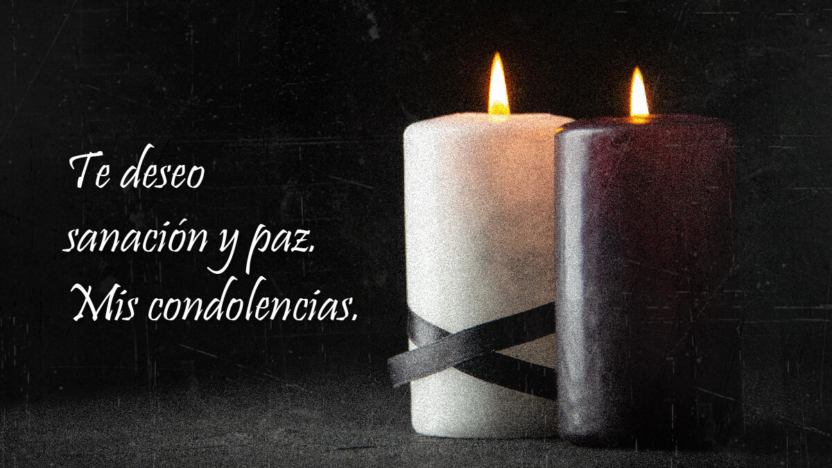 Velas encendidas junto a una de las frases de pésame para dar ánimo por una pérdida