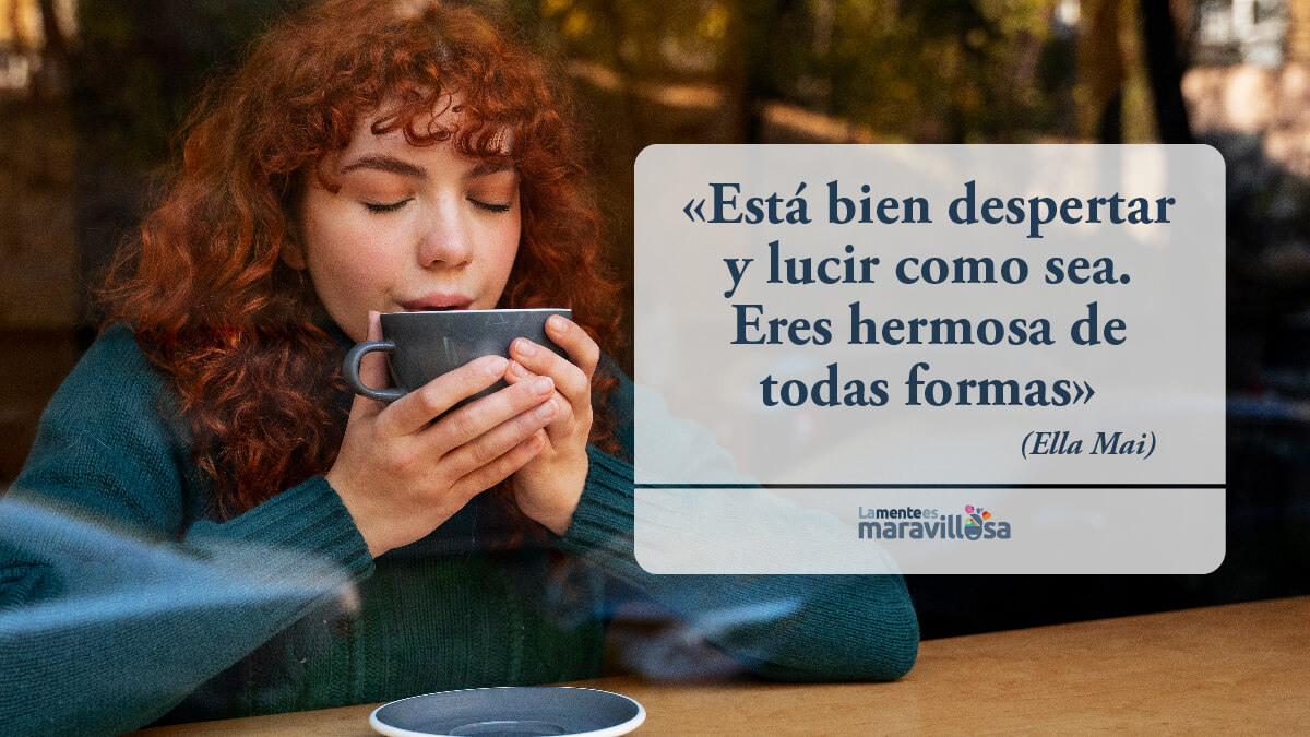 Chica bebe café pensando en frases sobre la belleza