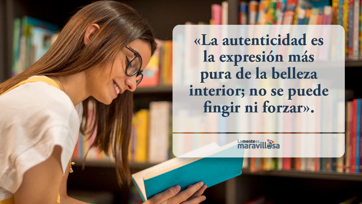 Chica lee en un libro sobre la belleza interior y exterior