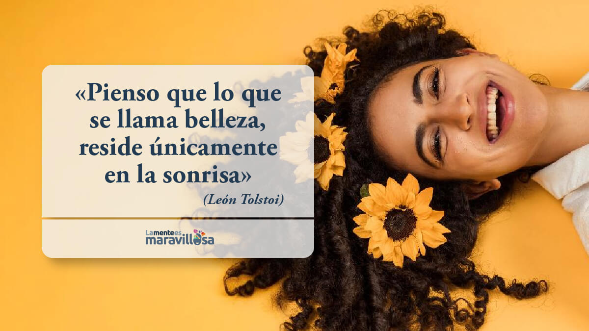 Chica con girasoles en el cabello sonríe mostrando su belleza